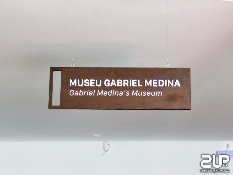 Placa com texto em recorte Gabriel Medina.jpg