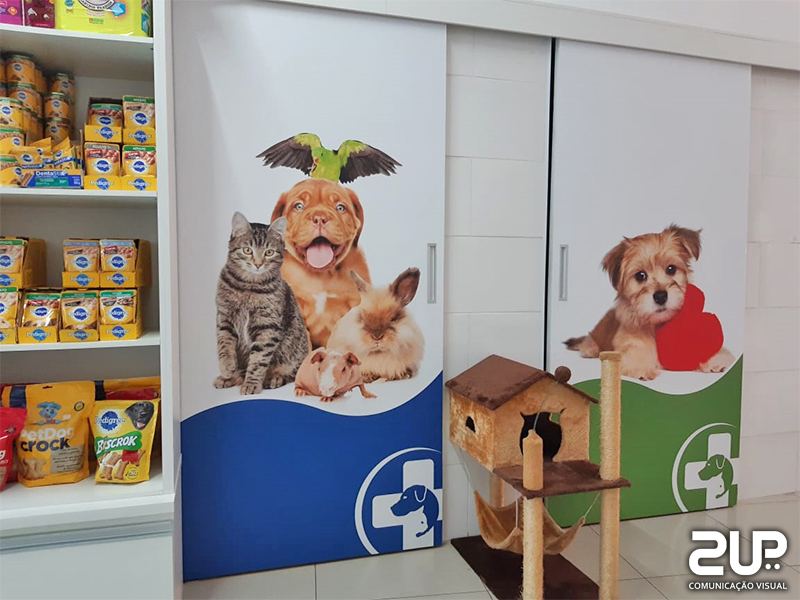 Adesivo na porta.jpg