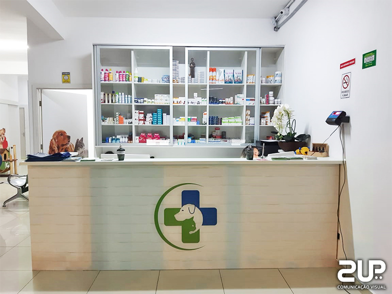 Balcão de recepção adesivado.jpg