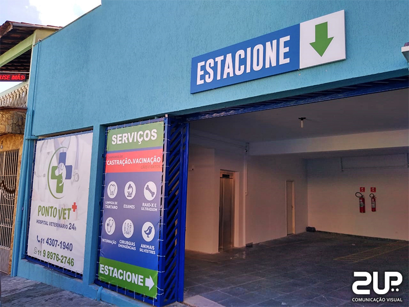 Placas informativas e painel em lona.jpg